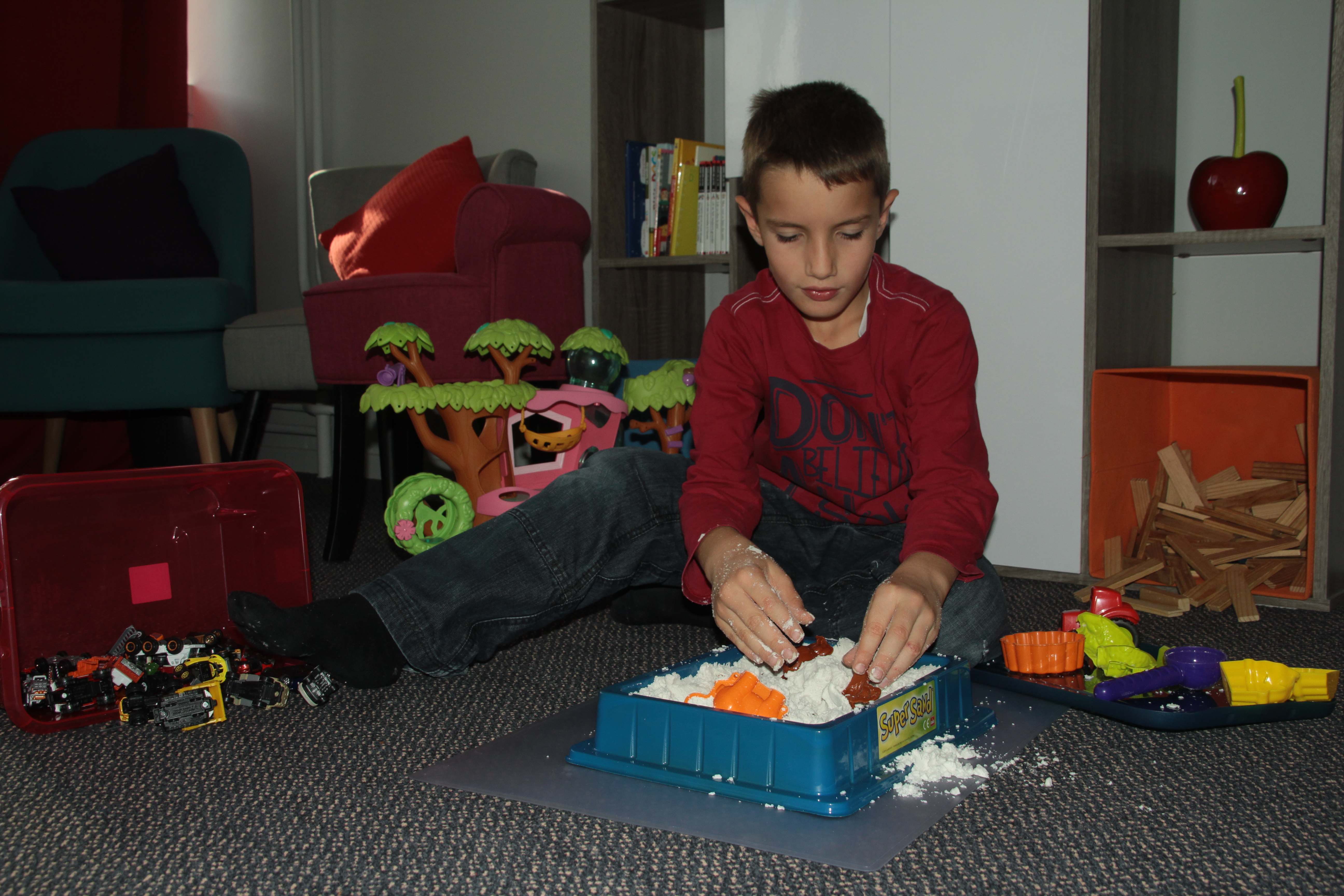 Enfant qui joue chez le psychologue